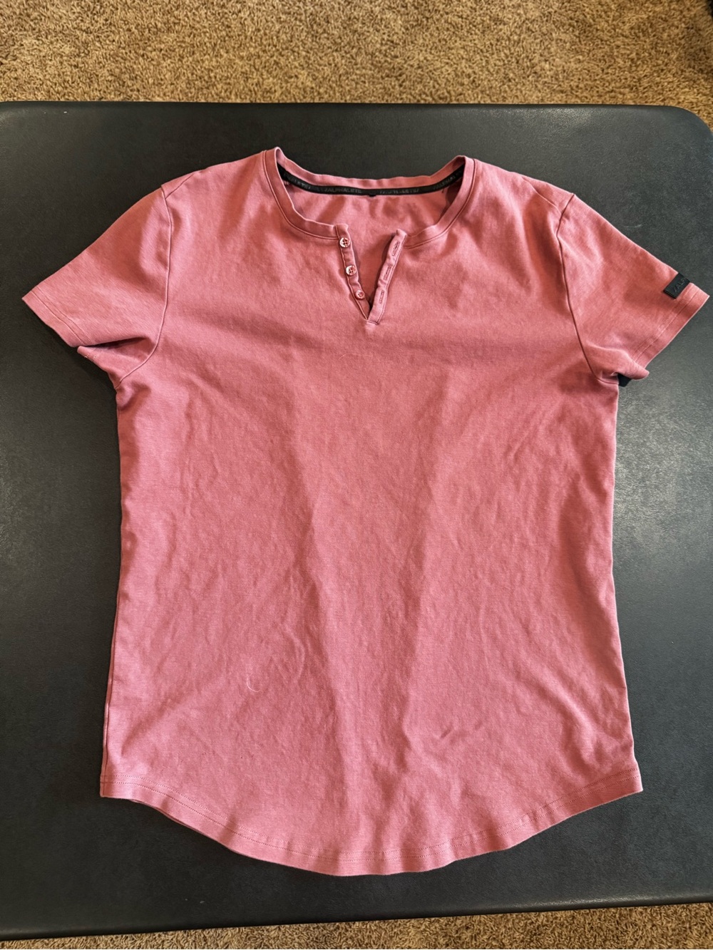 Alphalete L Short Sleeve Henley Tee in Dusty Red